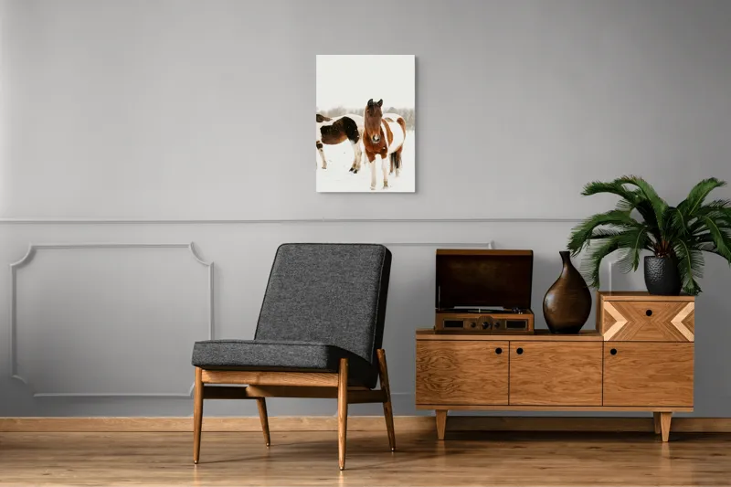 Tablou Canvas, "Cai în zăpadă pe câmp deschis", Cai, Zăpadă, Peisaj, Iarnă, Blană, Culoare, Natură, Frumusețe, 50 x 70 cm – poza 8