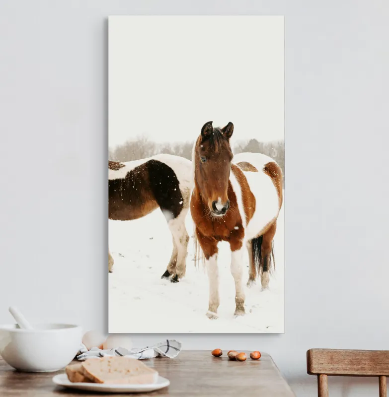 Tablou Canvas, "Cai în zăpadă pe câmp deschis", Cai, Zăpadă, Peisaj, Iarnă, Blană, Culoare, Natură, Frumusețe, 50 x 90 cm – poza 3