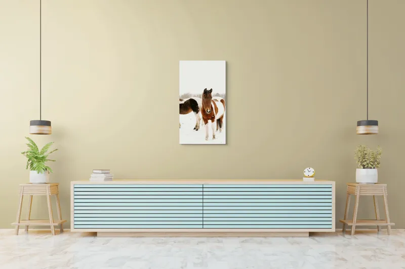 Tablou Canvas, "Cai în zăpadă pe câmp deschis", Cai, Zăpadă, Peisaj, Iarnă, Blană, Culoare, Natură, Frumusețe, 50 x 90 cm – poza 6