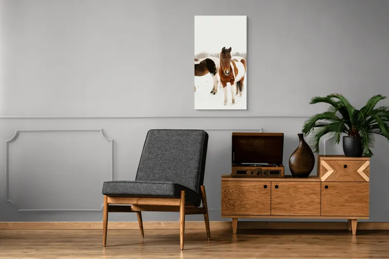 Tablou Canvas, "Cai în zăpadă pe câmp deschis", Cai, Zăpadă, Peisaj, Iarnă, Blană, Culoare, Natură, Frumusețe, 50 x 90 cm – poza 8