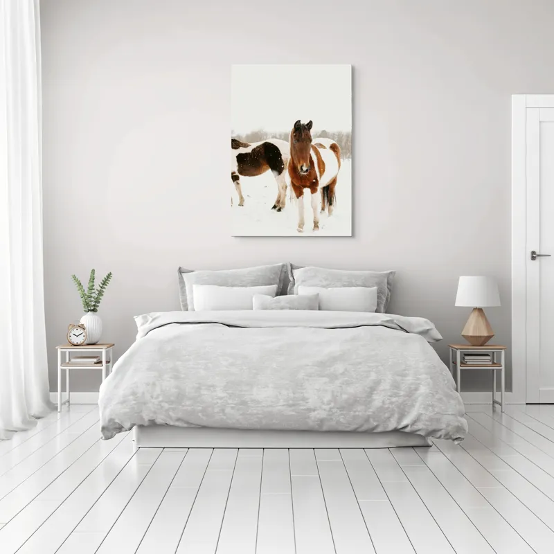 Tablou Canvas, "Cai în zăpadă pe câmp deschis", Cai, Zăpadă, Peisaj, Iarnă, Blană, Culoare, Natură, Frumusețe, 70 x 100 cm – poza 3