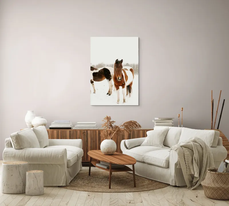 Tablou Canvas, "Cai în zăpadă pe câmp deschis", Cai, Zăpadă, Peisaj, Iarnă, Blană, Culoare, Natură, Frumusețe, 70 x 100 cm – poza 4
