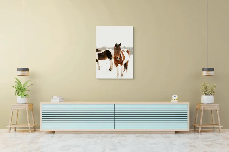Tablou Canvas, "Cai în zăpadă pe câmp deschis", Cai, Zăpadă, Peisaj, Iarnă, Blană, Culoare, Natură, Frumusețe, 70 x 100 cm – poza 5