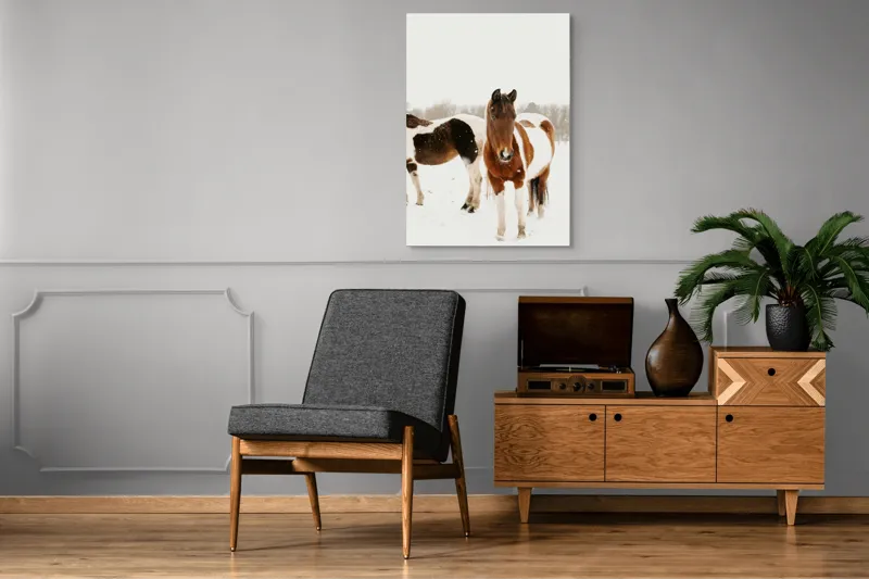 Tablou Canvas, "Cai în zăpadă pe câmp deschis", Cai, Zăpadă, Peisaj, Iarnă, Blană, Culoare, Natură, Frumusețe, 70 x 100 cm – poza 6