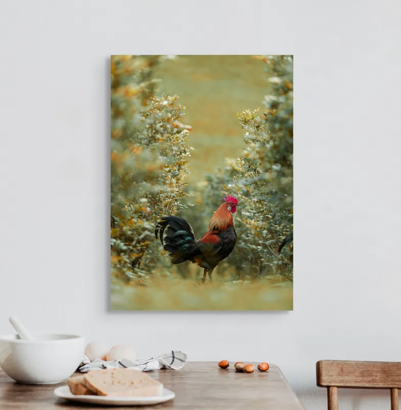 Tablou Canvas, "Cocoșul în grădina de toamnă aurie", Cocoș, Culori, Natură, Toamnă, Plante, Armonie, Calm, Strălucire, Serenitate, Echilibru, 50 x 70 cm – poza 3