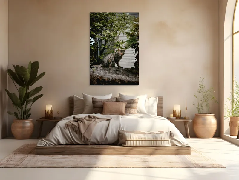 Tablou Canvas, "Pisica pe stâncă printre frunze", Pisică, Tufișuri, Zid, Natură, Verdeață, Pământ, Blană, Privire., 100 x 150 cm – poza 3