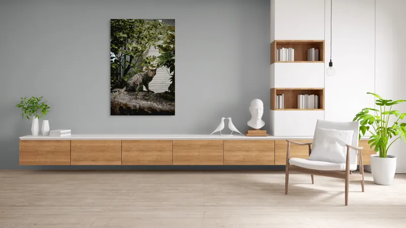 Tablou Canvas, "Pisica pe stâncă printre frunze", Pisică, Tufișuri, Zid, Natură, Verdeață, Pământ, Blană, Privire., 100 x 150 cm – poza 8