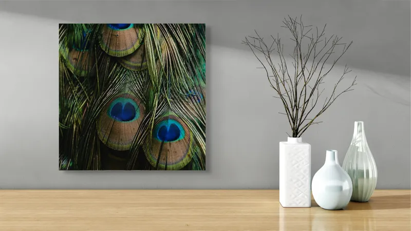 Tablou Canvas, "Ochiul păunului în dansul culorilor", Pene, Colorate, Modele, Detalii, Textura, Frumusete, Albastru, Verde, Natural, Elegant, 50 x 50 cm – poza 3