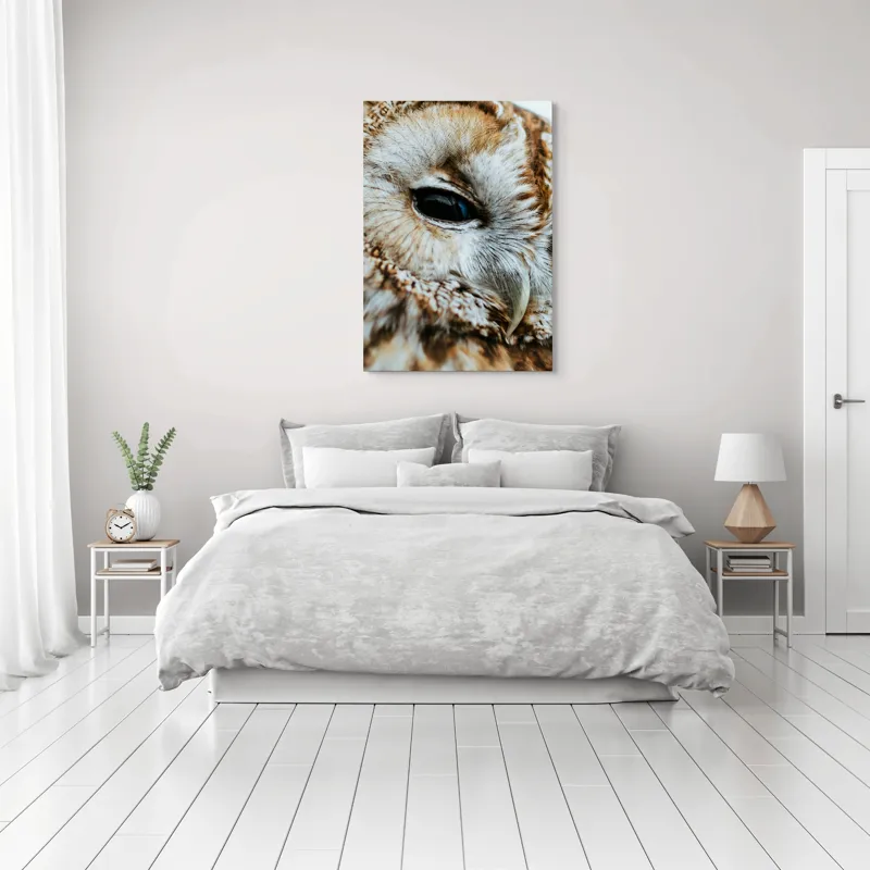 Tablou Canvas, "Privirea misterioasă a bufniței regale", Pene, Ochi, Cioc, Textură, Calm, Mister, Nătură., 70 x 100 cm – poza 3