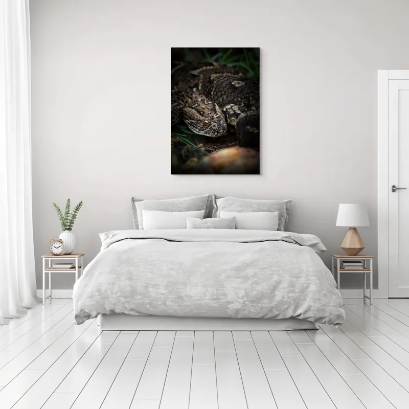 Tablou Canvas, "Șarpele ascuns în iarba densă", Șarpe, Solzi, Ochi, Culoare, Textură, Natură, Verde, Sol, Cădere, 70 x 100 cm – poza 3