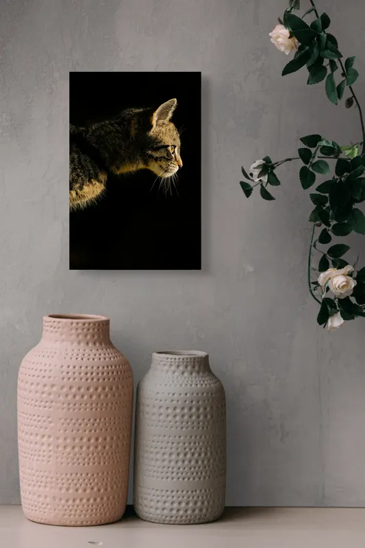 Tablou Canvas, "Profil de pisică în lumină misterioasă", Întuneric, Pisică, Profil, Blană, Mustăți, Iluminare, Contrast, Observare, Noapte, Siluetă, 26 x 39 cm – poza 6