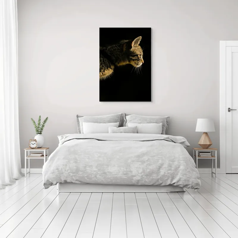 Tablou Canvas, "Profil de pisică în lumină misterioasă", Întuneric, Pisică, Profil, Blană, Mustăți, Iluminare, Contrast, Observare, Noapte, Siluetă, 70 x 100 cm – poza 3