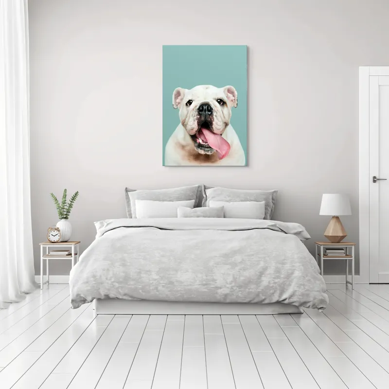 Tablou Canvas, "Bulldog fericit cu limba scoasă", Bulldog, Amuzant, Prietenos, Limbă, Fotografie, Zâmbet, Fundal, Verde, Portret, Drăguț, 70 x 100 cm – poza 3