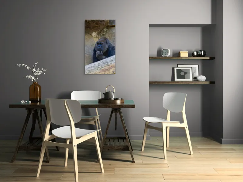 Tablou Canvas, "Gorila meditând la timpuri uitate", Gânditor, Gorilă, Contemplare, Zid, Relaxează, Natură, Observație, 50 x 90 cm – poza 4