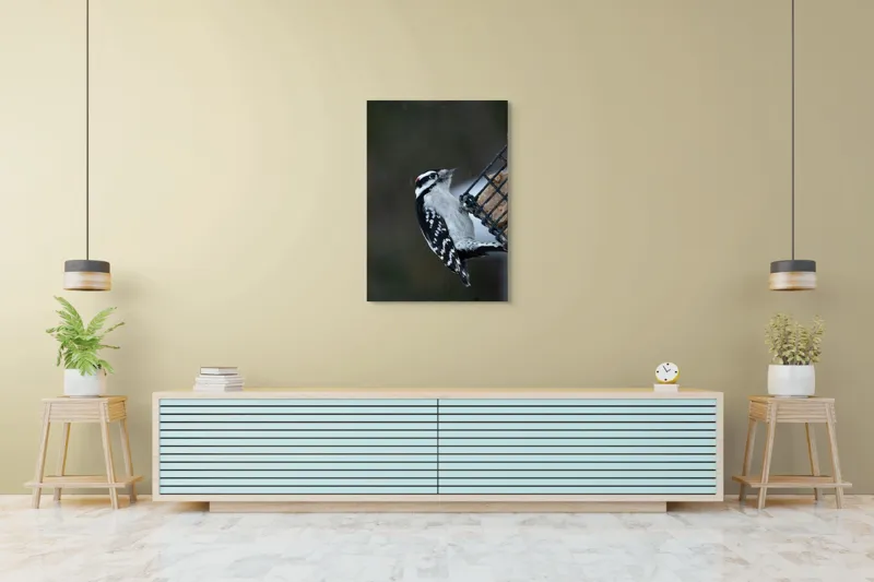 Tablou Canvas, "Ciocănitoarea pe colț de iarnă", Păsăre, Ciocănitoare, Alb, Negru, Roșu, Aripi, Plasă, Suet, Cer, Natură., 70 x 100 cm – poza 5
