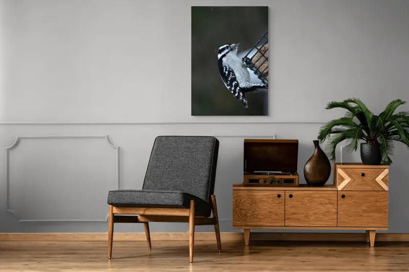 Tablou Canvas, "Ciocănitoarea pe colț de iarnă", Păsăre, Ciocănitoare, Alb, Negru, Roșu, Aripi, Plasă, Suet, Cer, Natură., 70 x 100 cm – poza 6