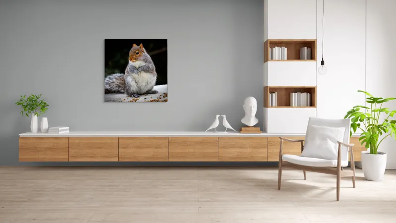 Tablou Canvas, "Veverița curioasă în grădină verde", Blănos, Drăgălaș, Veveriță, Gri, Poziționat, Observator, Butoiaș, Mâncare, 100 x 100 cm – poza 8