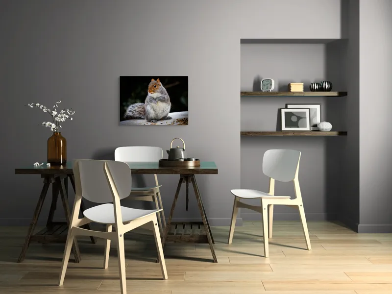Tablou Canvas, "Veverița curioasă în grădină verde", Blănos, Drăgălaș, Veveriță, Gri, Poziționat, Observator, Butoiaș, Mâncare, 70 x 50 cm – poza 5