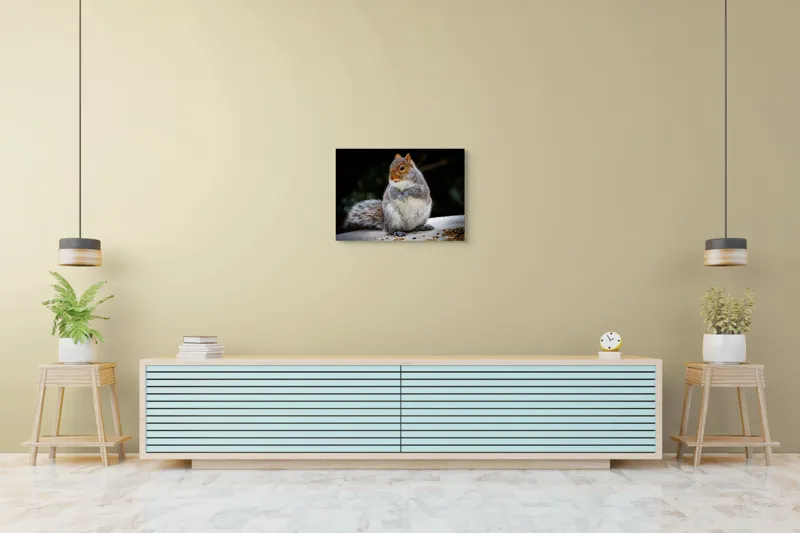 Tablou Canvas, "Veverița curioasă în grădină verde", Blănos, Drăgălaș, Veveriță, Gri, Poziționat, Observator, Butoiaș, Mâncare, 70 x 50 cm – poza 7