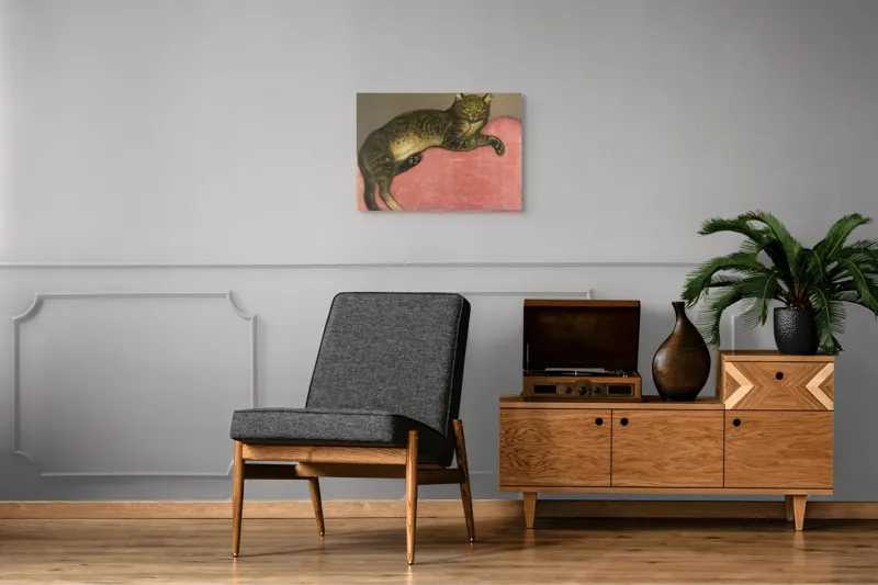 Tablou Canvas, "Pisica torcând pe perna roz", Pisică, Relaxare, Culoare, Textură, Blană, Privire, Odihnă, Canapea, Calm, Detalii, 70 x 50 cm – poza 4