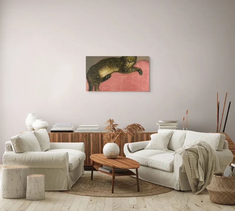 Tablou Canvas, "Pisica torcând pe perna roz", Pisică, Relaxare, Culoare, Textură, Blană, Privire, Odihnă, Canapea, Calm, Detalii, 90 x 50 cm – poza 4