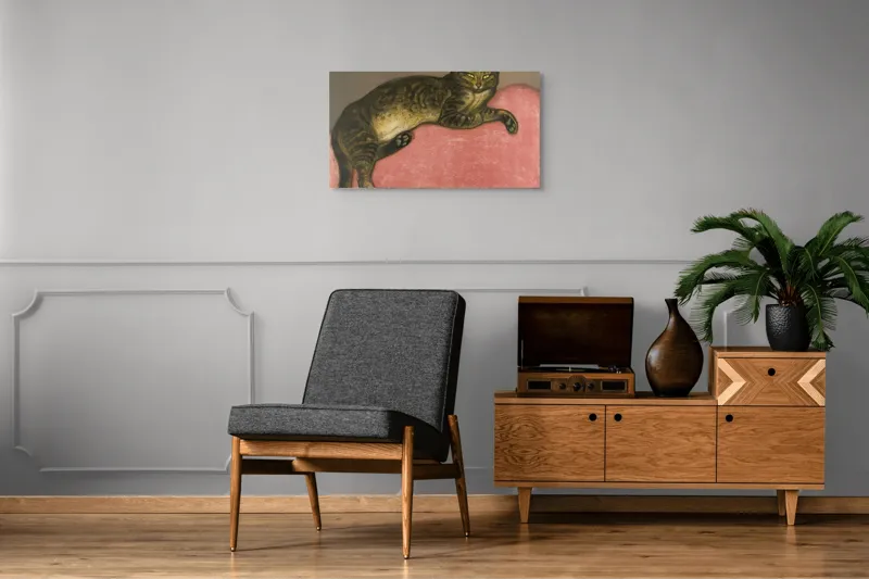 Tablou Canvas, "Pisica torcând pe perna roz", Pisică, Relaxare, Culoare, Textură, Blană, Privire, Odihnă, Canapea, Calm, Detalii, 90 x 50 cm – poza 6
