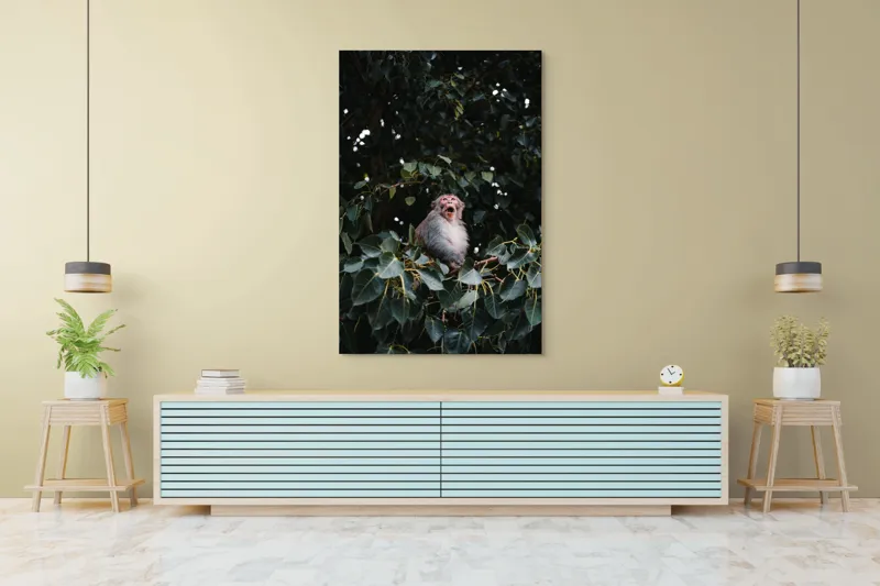 Tablou Canvas, "Maimuță veselă printre frunze verzi", Maimuță, Frunze, Copac, Natură, Râs, Ramură, Verde, Sălbăticie, 100 x 150 cm – poza 4