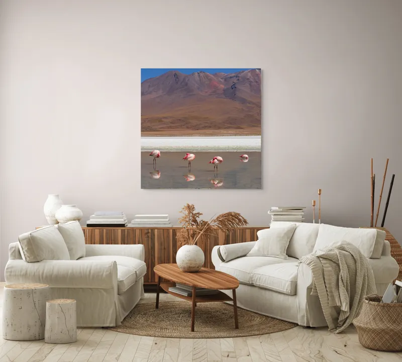 Tablou Canvas, "Flamingo roz într-un peisaj montan", Flamingo, Lac, Munți, Reflecție, Cer, Peisaj, Serenitate, Natură, 100 x 100 cm – poza 3