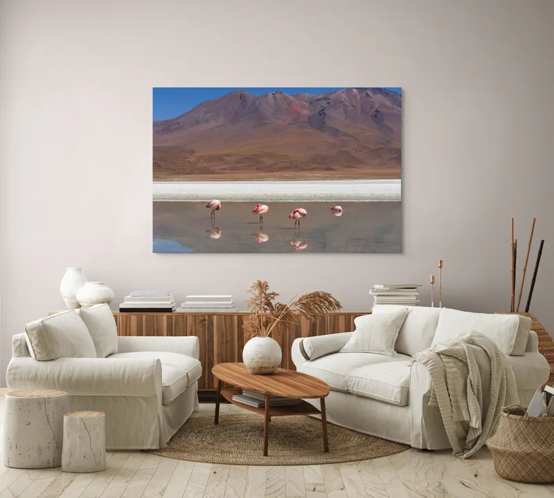 Tablou Canvas, "Flamingo roz într-un peisaj montan", Flamingo, Lac, Munți, Reflecție, Cer, Peisaj, Serenitate, Natură, 150 x 100 cm – poza 3
