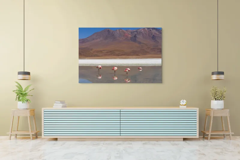 Tablou Canvas, "Flamingo roz într-un peisaj montan", Flamingo, Lac, Munți, Reflecție, Cer, Peisaj, Serenitate, Natură, 150 x 100 cm – poza 6