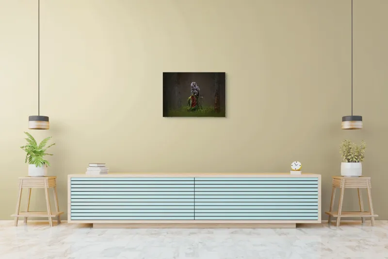 Tablou Canvas, "Bufniță solitară în pădurea înnegurată", Bufniță, Noapte, Pădure, Trunchi, Muschi, Mister, Calm, Natură, Umbre, 70 x 50 cm – poza 7
