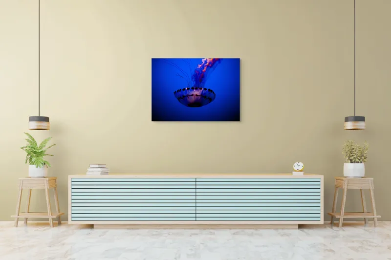 Tablou Canvas, "Meduza dansând în albastrul oceanului", Meduză, Lumină, Albastru, Frumusețe, Ocean, Grație, Mister, Eleganță, Tentacule, Natură., 100 x 70 cm – poza 4