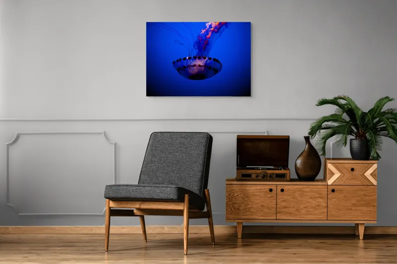 Tablou Canvas, "Meduza dansând în albastrul oceanului", Meduză, Lumină, Albastru, Frumusețe, Ocean, Grație, Mister, Eleganță, Tentacule, Natură., 100 x 70 cm – poza 8