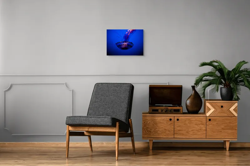 Tablou Canvas, "Meduza dansând în albastrul oceanului", Meduză, Lumină, Albastru, Frumusețe, Ocean, Grație, Mister, Eleganță, Tentacule, Natură., 54 x 39 cm – poza 7