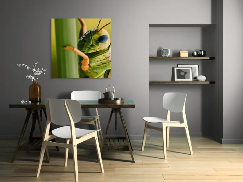 Tablou Canvas, "Lăcusta în prim-plan verde vibrant", Verde, Insectă, Ochii Mari, Antene, Frunză, Textură, Natură, Detaliu., 100 x 100 cm – poza 6