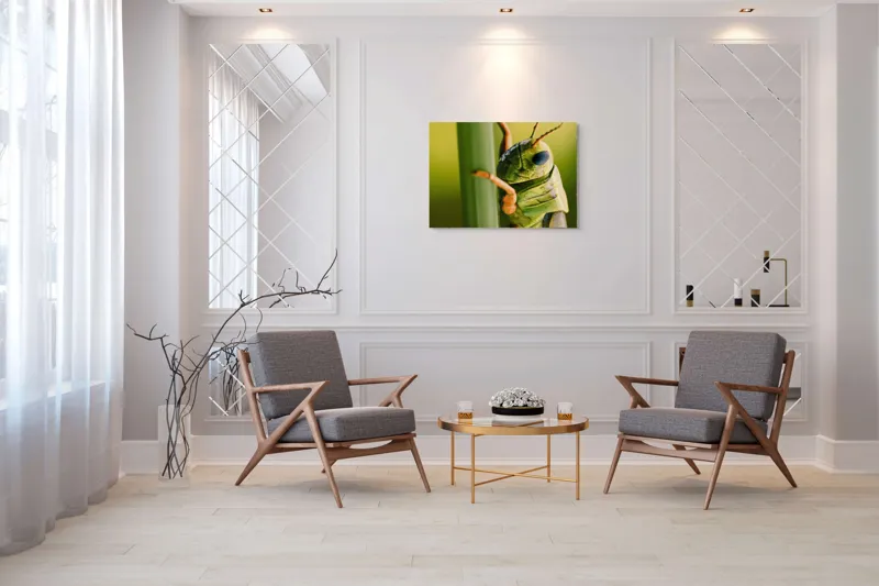 Tablou Canvas, "Lăcusta în prim-plan verde vibrant", Verde, Insectă, Ochii Mari, Antene, Frunză, Textură, Natură, Detaliu., 100 x 70 cm – poza 5