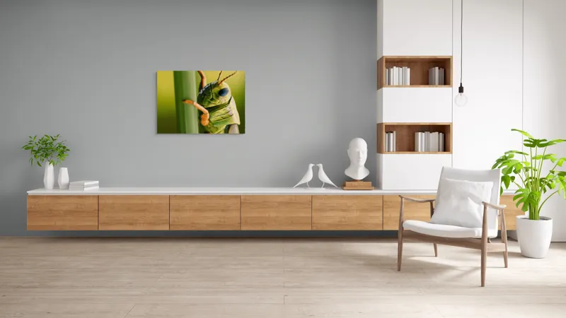 Tablou Canvas, "Lăcusta în prim-plan verde vibrant", Verde, Insectă, Ochii Mari, Antene, Frunză, Textură, Natură, Detaliu., 100 x 70 cm – poza 6