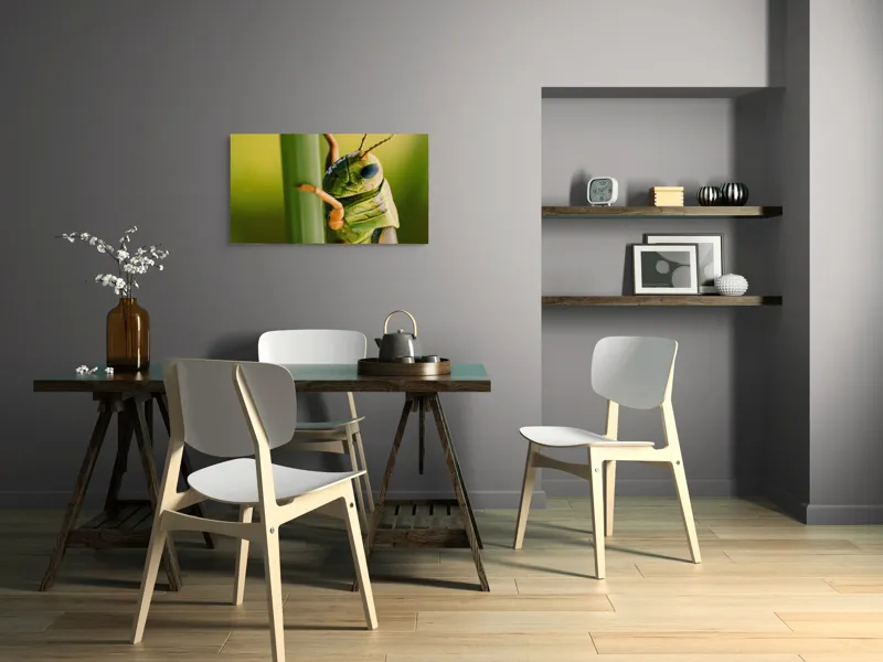 Tablou Canvas, "Lăcusta în prim-plan verde vibrant", Verde, Insectă, Ochii Mari, Antene, Frunză, Textură, Natură, Detaliu., 90 x 50 cm – poza 3