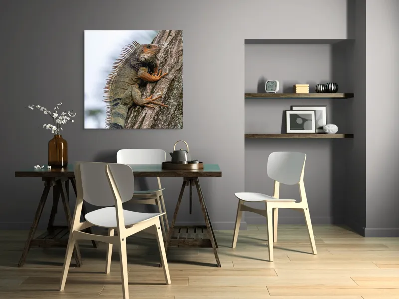 Tablou Canvas, "Iguana cocoțată pe trunchiul copacului", Iguana, Arbore, Solzi, Spini, Natură, Cățărare, Verde, Coamă, Textură, Mediu., 100 x 100 cm – poza 6