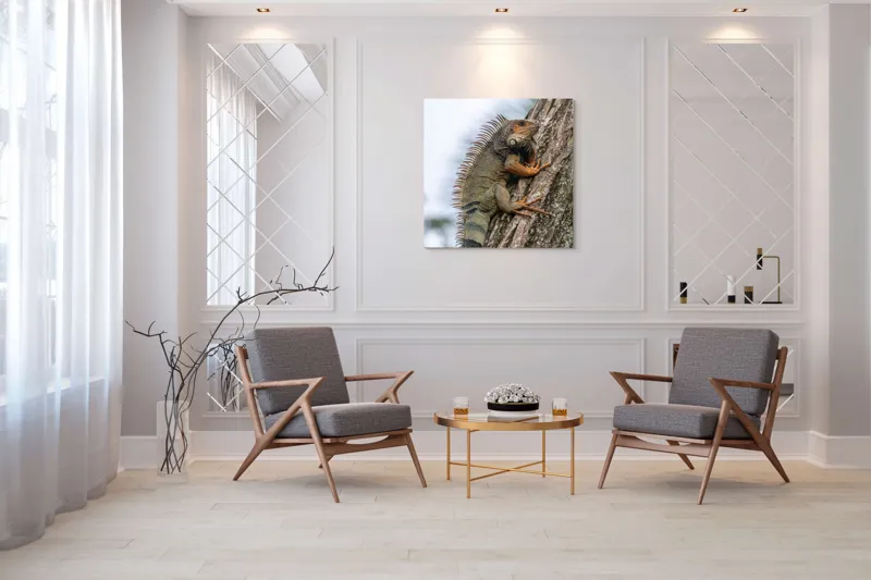 Tablou Canvas, "Iguana cocoțată pe trunchiul copacului", Iguana, Arbore, Solzi, Spini, Natură, Cățărare, Verde, Coamă, Textură, Mediu., 100 x 100 cm – poza 7