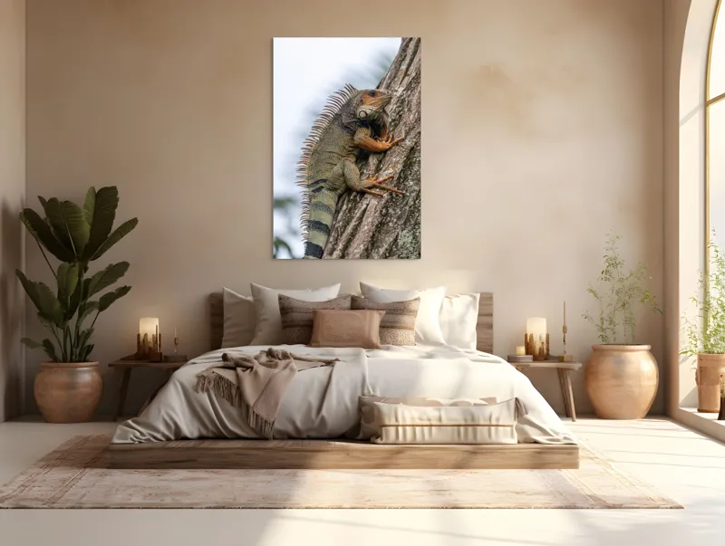 Tablou Canvas, "Iguana cocoțată pe trunchiul copacului", Iguana, Arbore, Solzi, Spini, Natură, Cățărare, Verde, Coamă, Textură, Mediu., 100 x 150 cm – poza 3