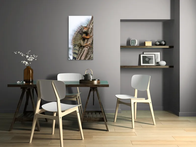 Tablou Canvas, "Iguana cocoțată pe trunchiul copacului", Iguana, Arbore, Solzi, Spini, Natură, Cățărare, Verde, Coamă, Textură, Mediu., 50 x 90 cm – poza 4