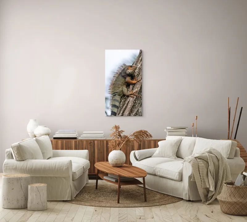 Tablou Canvas, "Iguana cocoțată pe trunchiul copacului", Iguana, Arbore, Solzi, Spini, Natură, Cățărare, Verde, Coamă, Textură, Mediu., 50 x 90 cm – poza 7