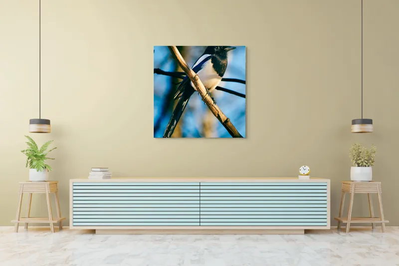 Tablou Canvas, "Coțofana în lumina dimineții de toamnă", Pasăre, Cracă, Cer, Pene, Natură, Contrast, Lumină, Frumusețe, Eleganță, Verticalitate, 100 x 100 cm – poza 5