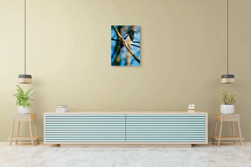 Tablou Canvas, "Coțofana în lumina dimineții de toamnă", Pasăre, Cracă, Cer, Pene, Natură, Contrast, Lumină, Frumusețe, Eleganță, Verticalitate, 50 x 70 cm – poza 6