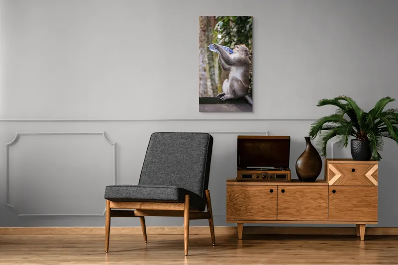 Tablou Canvas, "Maimuța însetată și apa vieții", Maimuță, Apă, Copaci, Frunze, Natură, Pauză, Curiozitate, 50 x 90 cm – poza 8