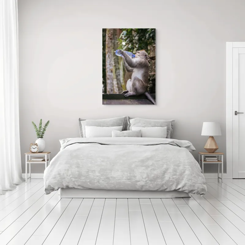 Tablou Canvas, "Maimuța însetată și apa vieții", Maimuță, Apă, Copaci, Frunze, Natură, Pauză, Curiozitate, 70 x 100 cm – poza 3