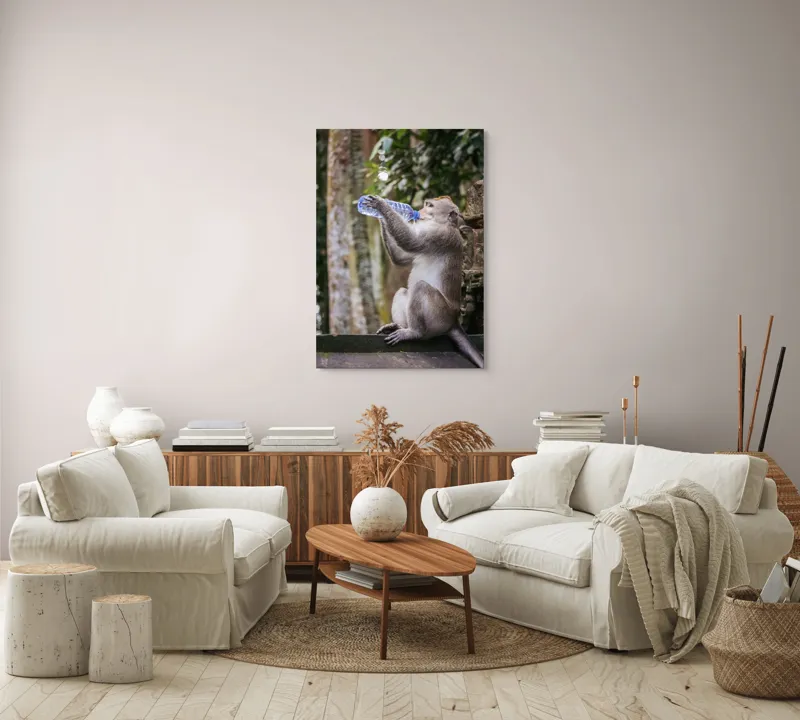 Tablou Canvas, "Maimuța însetată și apa vieții", Maimuță, Apă, Copaci, Frunze, Natură, Pauză, Curiozitate, 70 x 100 cm – poza 4