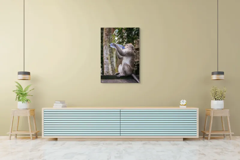Tablou Canvas, "Maimuța însetată și apa vieții", Maimuță, Apă, Copaci, Frunze, Natură, Pauză, Curiozitate, 70 x 100 cm – poza 5