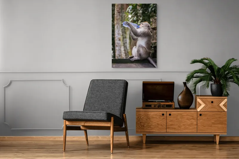 Tablou Canvas, "Maimuța însetată și apa vieții", Maimuță, Apă, Copaci, Frunze, Natură, Pauză, Curiozitate, 70 x 100 cm – poza 6